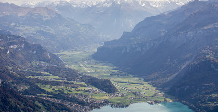Blick in ein besiedeltes Tal umrahmt von Bergen © Matthias Sorg